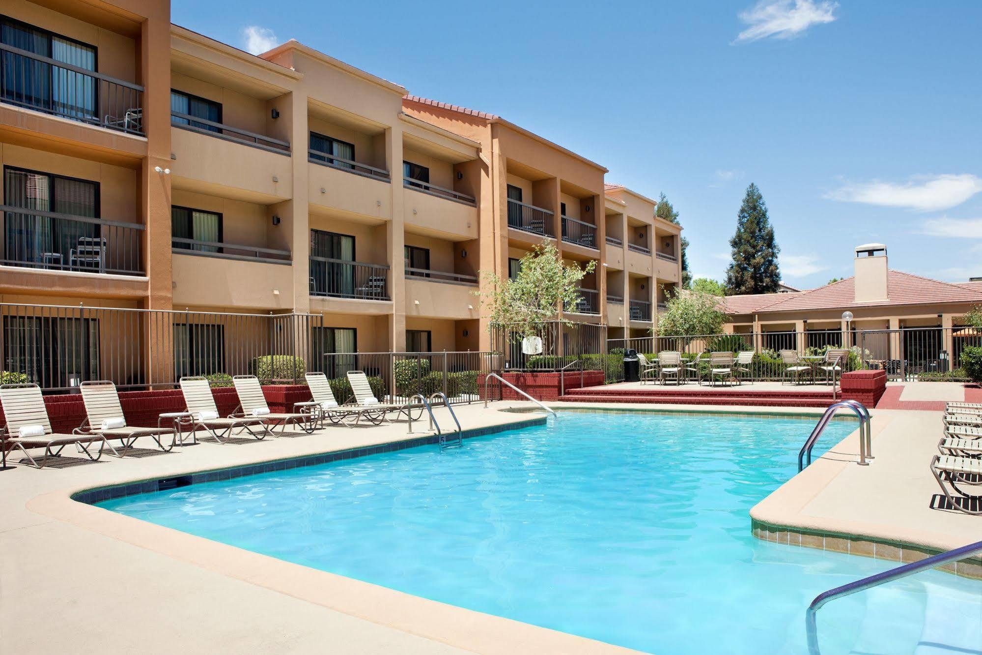 Courtyard By Marriott Bakersfield Hotel Exterior foto